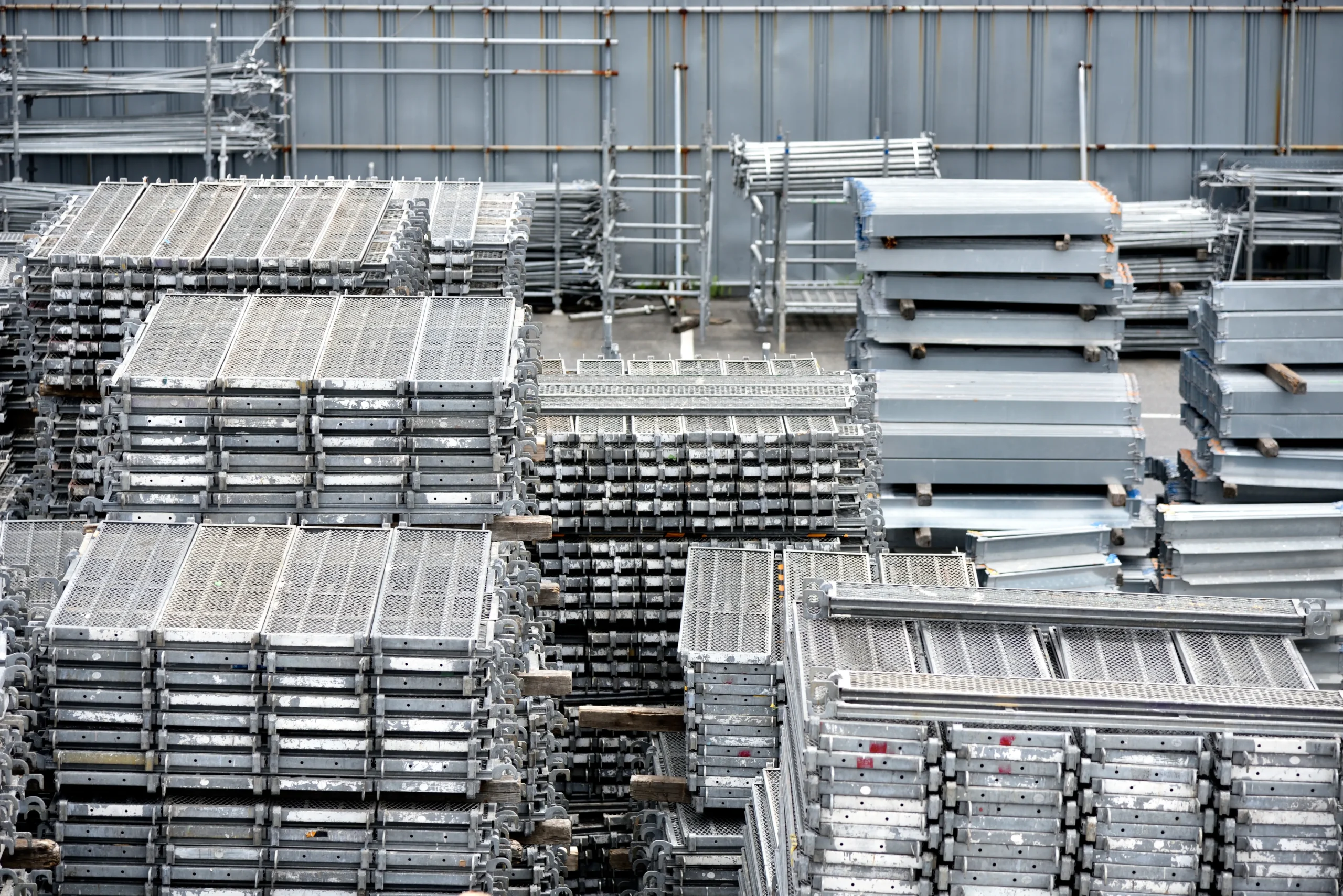 Ekipa monterów przygotowująca rusztowania do wynajmu na dużym obiekcie