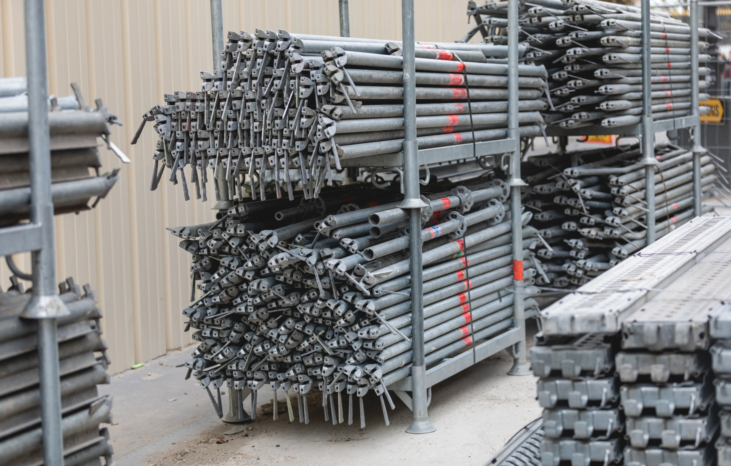 Rusztowania przemysłowe przy elektrowni, dostępne w ramach ogólnopolskiego wynajmu