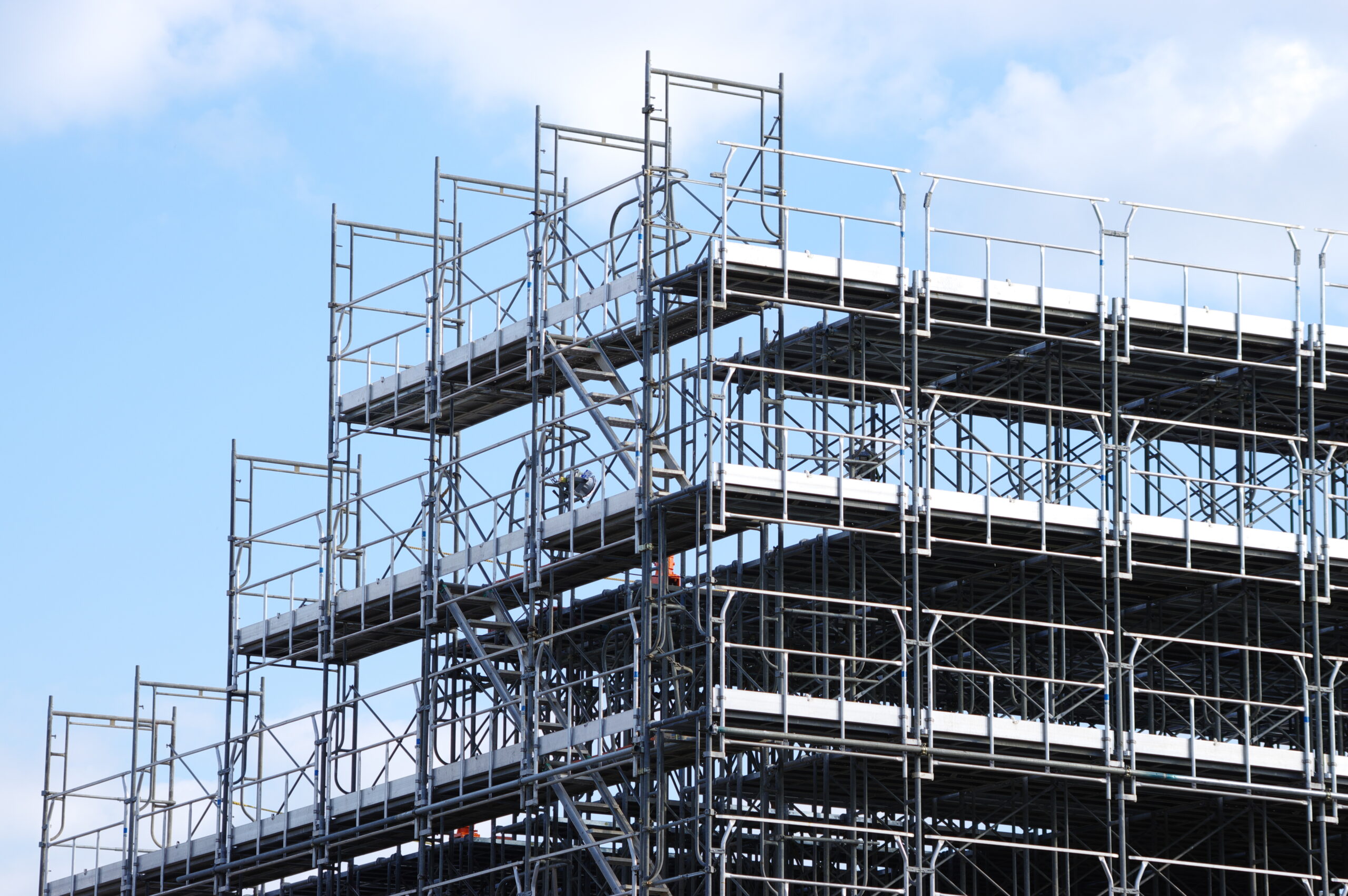 Rusztowania modułowe przy elewacji budynku mieszkalnego przygotowane do remontu