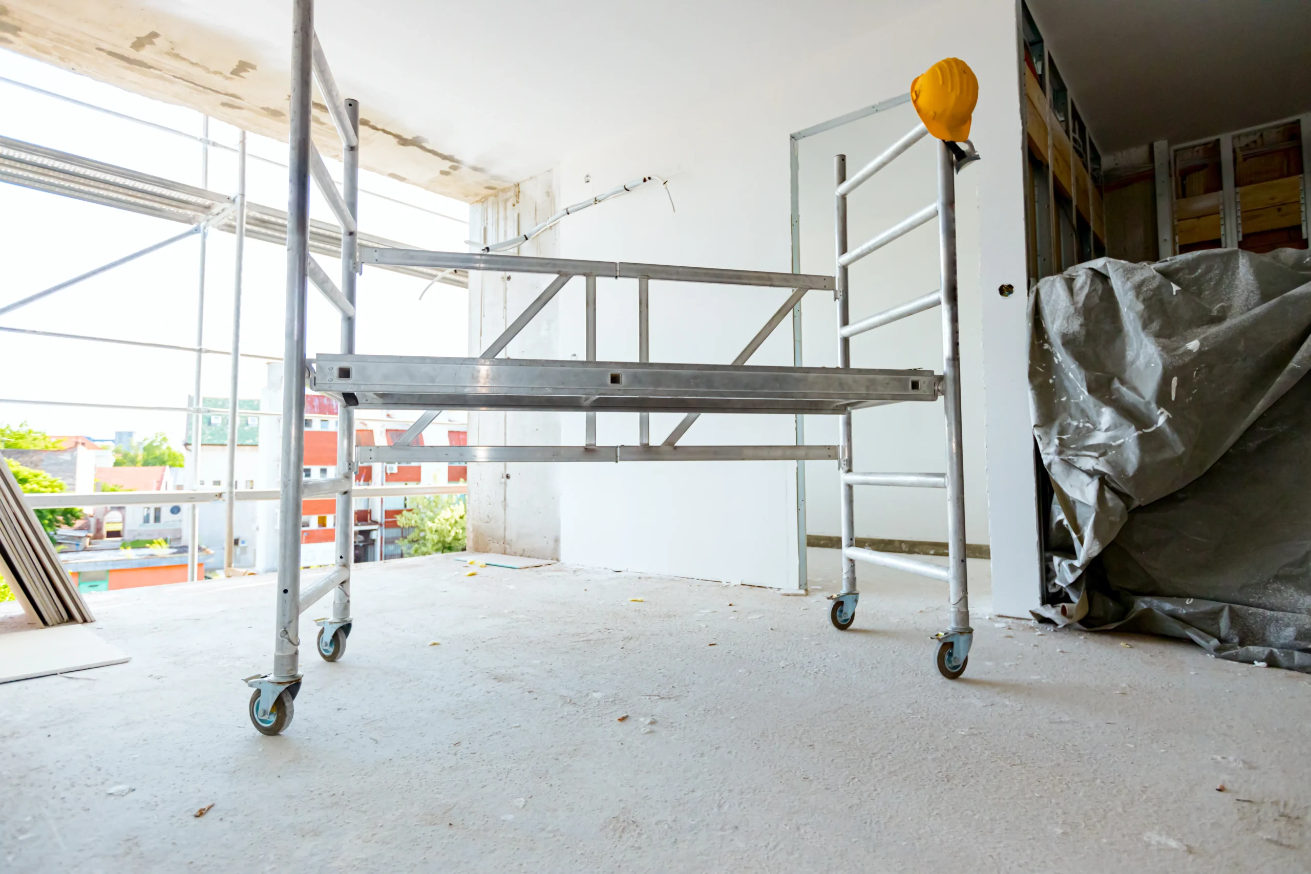 Monter montujący lekkie rusztowanie warszawskie na placu budowy