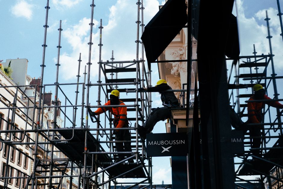 pracownik budowlany sprawdzający stabilność rusztowania warszawskiego na placu budowy