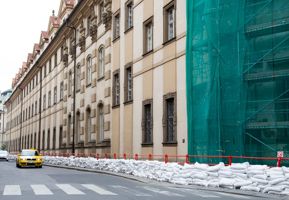 profesjonalne rusztowanie ustawione na kostce brukowej przy budynku