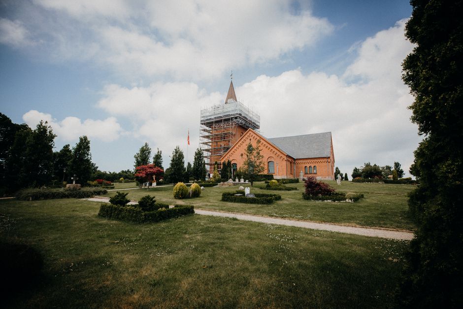 profesjonalne rusztowanie ustawione na trawiastym podłożu z widocznymi podkładami stabilizującymi