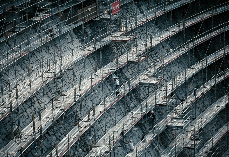 Techniczny schemat przedstawiający prawidłowe zakotwienie rusztowania do ściany budynku